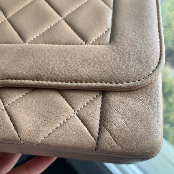 Vintage Classic Single Flap in Beige Lambskin in 24GHW - Picture 3 of 15